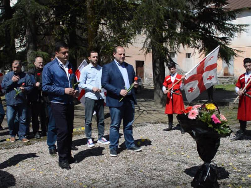 რაჭა-ლეჩხუმ-ქვემო სვანეთის რწმუნებულმა და ცაგერის მერმა 9 აპრილის მემორიალი გვირგვინით...